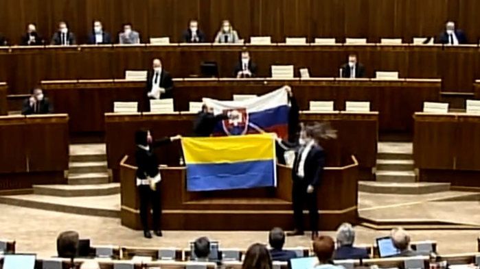 Flákanec ve slovenském parlamentu. Poslance popudila ukrajinská vlajka